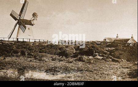 Die ehemalige Maismahlwindmühle (Mehlmühle) in Ugthorpe Village, Yorkshire C1930er Jahre. Errichtet 1796 an der Stelle eines früheren Bauwerks, hatte es Rollersegel, in denen blinde Fensterläden automatisch geöffnet und geschlossen werden konnten.Beweise für Römer in der Gegend stammen von römischen Münzen, die in einem Feld in der Nähe der Ugthorpe Mühle im Jahr 1792 gedreht wurden. Dieses Feld und die Mühle, wurde stillgesetzt, waren das Eigentum von Herrn Robert Dobson von Ugthorpe Haus zu dieser Zeit.. Die Mühle wird jetzt als Privatwohnung genutzt (ohne Segel) Stockfoto