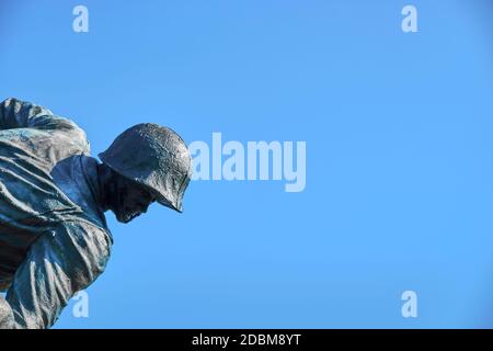 Detail eines Soldaten in der großen, bronzenen Iwo Jima Skulptur auf der US Marine Corps war Memorial Site in Rosslyn, Arlington, Virginia. Stockfoto