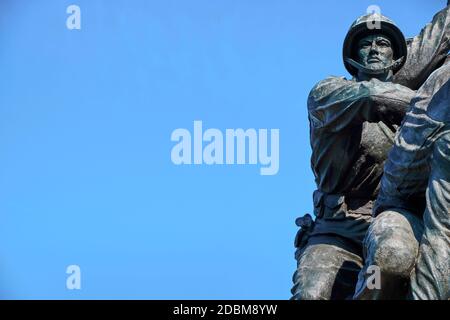 Detail eines Soldaten in der großen, bronzenen Iwo Jima Skulptur auf der US Marine Corps war Memorial Site in Rosslyn, Arlington, Virginia. Stockfoto