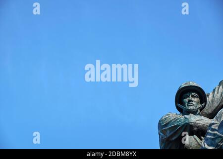 Detail eines Soldaten in der großen, bronzenen Iwo Jima Skulptur auf der US Marine Corps war Memorial Site in Rosslyn, Arlington, Virginia. Stockfoto