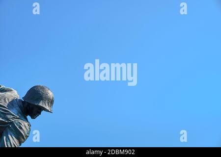 Detail eines Soldaten in der großen, bronzenen Iwo Jima Skulptur auf der US Marine Corps war Memorial Site in Rosslyn, Arlington, Virginia. Stockfoto