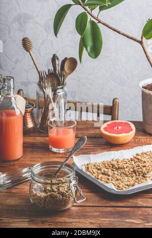 Gebackenes Müsli zum Frühstück mit Saft aus Pampelmusen oder Grapefruits Stockfoto