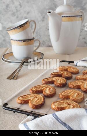 Süße hausgemachte gebackene Ohren. Backen für Tee. Stockfoto