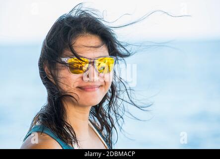 Porträt einer Frau, die vor der Kamera lächelt, Malediven Stockfoto