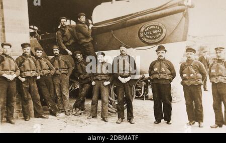 Whitby, Yorkshire Rettungsboot Crew in 1911. Sie sind außerhalb des Rettungsboothauses am Fuße des Khyber Passes abgebildet, das jetzt als Rettungsbootmuseum genutzt wird. Das Rettungsboot auf dem Bild dürfte die John Fielden 1895–1914 sein, die nach der Rettung von Überlebenden aus dem Wrack des Spitalschiffs Rohilla 1914 beschädigt und unreparierbar war, oder die Robert & Mary Ellis II, die sie ersetzt und ab 1908-1943 in Dienst stand Stockfoto