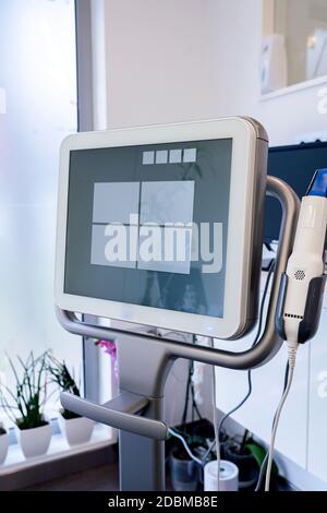 Dental 3d Scanner Monitor in der Zahnarztpraxis. Momentaufnahme der sauberen und leeren Zahnarztpraxis. Das Innere der modernen Zahnklinik. Stockfoto