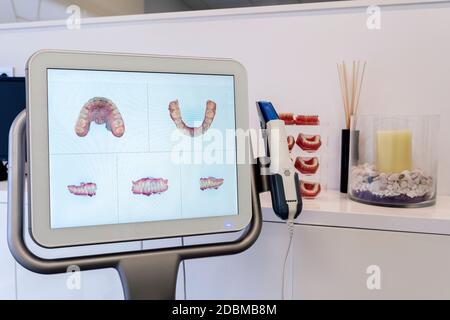 Dental 3d Scanner Monitor in der Zahnarztpraxis. Momentaufnahme der sauberen und leeren Zahnarztpraxis. Das Innere der modernen Zahnklinik. Beispiele von Stockfoto