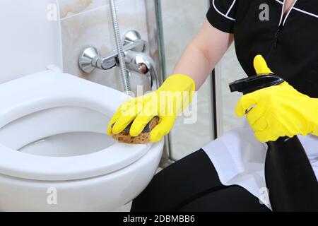 Reinigungsservice im Hotelbadezimmer. Das Konzept der Sauberkeit und Hygiene. Nicht erkennbares Foto. Reinigungsservice im Hotel oder zu Hause. Kopieren Stockfoto