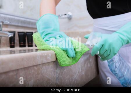 Grüne Fliesen im modernen Badezimmer Stockfotografie - Alamy