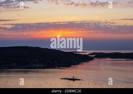 Sonnenuntergang in der Stadt Fjaellbacka in Schweden. Stockfoto