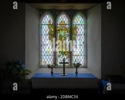 Modernes Buntglasfenster in der mittelalterlichen Kirche St. Michael de Rupe, Dartmoor Stockfoto