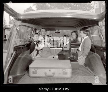 Familie in einem Kombi Wellen Auf Wiedersehen auf Reise-Urlaub, 1950er Jahre. Bild von 4x5 Zoll Negativ. Stockfoto