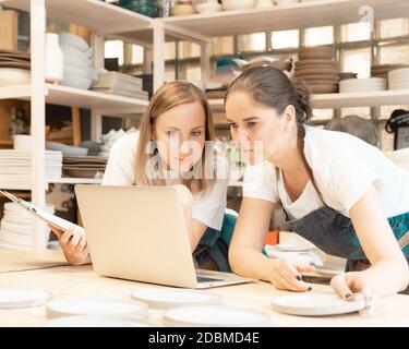 Handwerkliches Produkt. Verdienen Sie mehr Geld, Seite Hektik, Drehen Hobbys in Job. Stockfoto