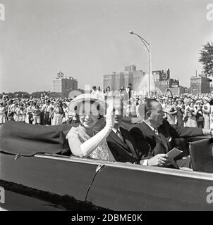 Queen Elizabeth II. Tourt durch Chicago mit dem Gouverneur von Illinois William Stratton und dem Bürgermeister Richard Daley, 6. Juli 1959. Bild von 6 x 6 cm Negativ. Stockfoto