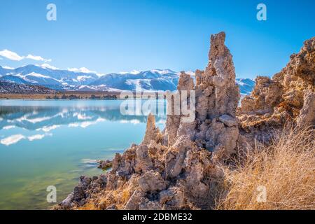 Erstaunliche Kalksteinsäulen am Mono Lake in Mono County - Reisefotografie Stockfoto