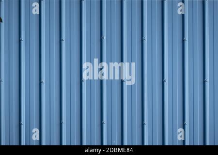 Beruhigende blaue Oberfläche mit parallelen Linien Stockfoto