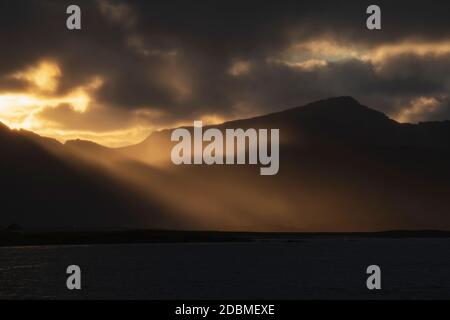 Dramatischer Herbstuntergang über den Bergen der Lofoten-Inseln, Norwegen Stockfoto