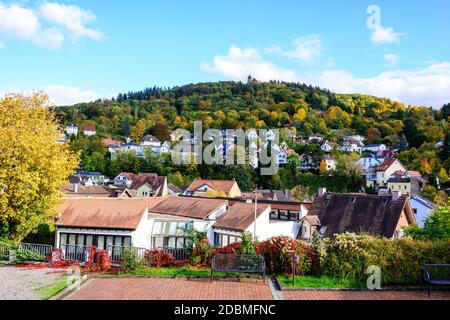 24 okt 2020: Weinheim, Baden-Württemberg, Odenwald, Deutschland. Herbstansicht auf Schloss ruine Windeck, Berg mit bunten Bäumen Stockfoto