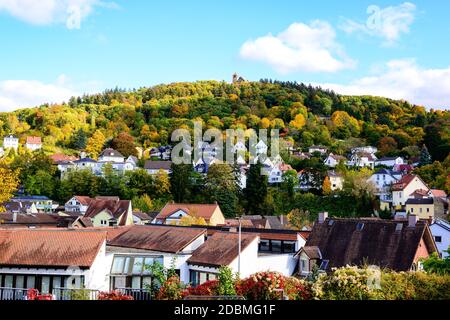 24 okt 2020: Weinheim, Baden-Württemberg, Odenwald, Deutschland. Herbstansicht auf Schloss ruine Windeck, Berg mit bunten Bäumen Stockfoto