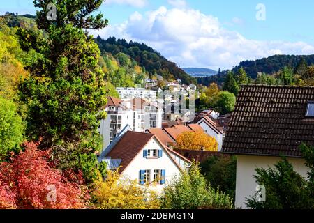 24 okt 2020: Weinheim, Baden-Württemberg, Deutschland. Herbstansicht, Berg mit bunten Bäumen Stockfoto