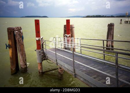 Stürmische Stimmung am Trasimenischen See bei Passignano sul Trasimeno Umbrien Italien Stockfoto