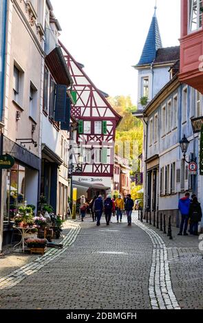 24 okt 2020: Weinheim, Baden-Württemberg, Odenwald, Deutschland. Marktplatz, Fachwerkhaus Stockfoto