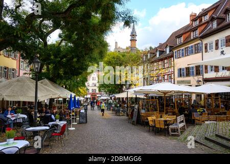 24 okt 2020: Weinheim, Baden-Württemberg, Odenwald, Deutschland. Marktplatz, altes Rathaus, Peaple, Restaurants Stockfoto