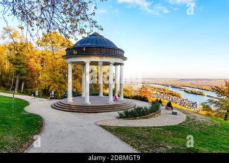 Rüdesheim am Rhein im oberen Mittelrheintal (Mittelrhein). Durch Germania-Denkmal (Niederwalddenkmal), gelber Herbst, blauer Himmel. Panoramaansicht. Stockfoto