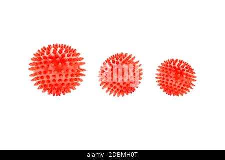 Massageball oder Gummispike Ball isoliert auf weißem Hintergrund. Gesundheitswesen, Selbstmassage und Reflexzonenmassage Konzept Stockfoto