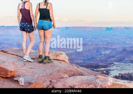 Die Insel im Himmel mesa ruht auf steilen Sandsteinfelsen über 1,000 Fuß (304 m) über dem umliegenden Gelände. Jeder Blick bietet eine andere pe Stockfoto