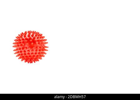 Massageball oder Gummispike Ball isoliert auf weißem Hintergrund. Gesundheitswesen, Selbstmassage und Reflexzonenmassage Konzept Stockfoto