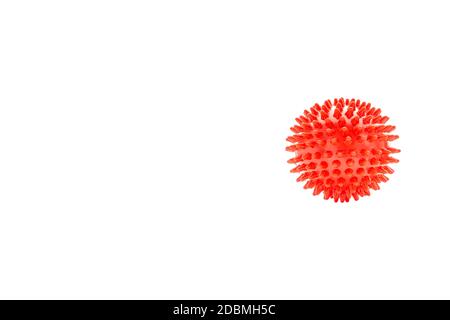 Massageball oder Gummispike Ball isoliert auf weißem Hintergrund. Gesundheitswesen, Selbstmassage und Reflexzonenmassage Konzept Stockfoto