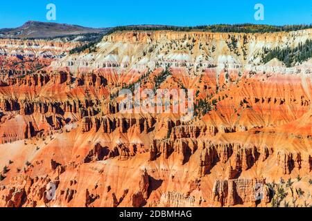 Blick auf das Cedar Breaks National Monument, ein US-Nationaldenkmal im US-Bundesstaat Utah in der Nähe von Cedar City. Cedar Breaks ist ein natürliches A Stockfoto