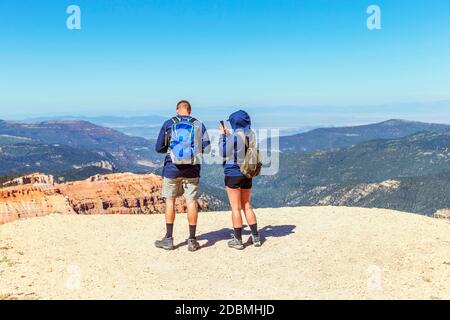 Ein Paar genießt den malerischen Blick auf das Cedar Breaks National Monument, ein US National Monument im US-Bundesstaat Utah in der Nähe von Cedar City. Cedar Br Stockfoto