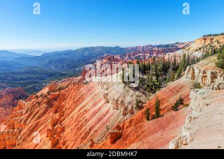 Blick auf das Cedar Breaks National Monument, ein US-Nationaldenkmal im US-Bundesstaat Utah in der Nähe von Cedar City. Cedar Breaks ist ein natürliches A Stockfoto