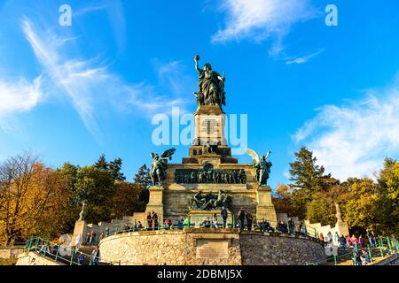 31 okt 2020: Rüdesheim am Rhein im Mittelrheintal. Menschen beim Niederwalddenkmal, gelber Herbst, blau Stockfoto