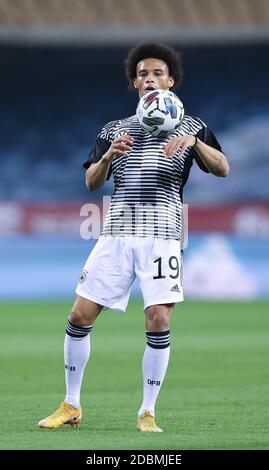 Sevilla, Spanien. November 2020. Leroy Sane (Deutschland) wärmt sich vor dem Spiel auf. GES/Soccer/UEFA Nations League: Spanien - Deutschland, 11/17/2020 Fußball/Fußball: UEFA Nations League: Spanien gegen Deutschland, Sevilla, 17. November 2020 Quelle: dpa/Alamy Live News Stockfoto