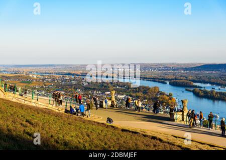 31 okt 2020: Rüdesheim am Rhein im Mittelrheintal. Menschen beim Niederwalddenkmal, gelber Herbst, blau Stockfoto