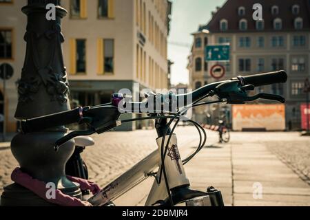 18. Mai 2019 Dresden, Deutschland / Reisekonzept Foto von Leihrädern am Neustädter Platz in Dresden. Nahaufnahme scharfe Details des Fahrrads und atmosphärische Bokeh Stockfoto
