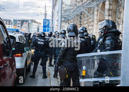 Während des Protestes patrouilliert die Bereitschaftspolizei die Straßen.Tausende Menschen protestieren in Bratislava an mehreren Orten. Die meisten befinden sich vor dem Präsidentenpalast und dem Regierungsbüro. Einige Parteien kommen aus ultrarechten Gruppen und Hooligans (ULTRAS), die die Bereitschaftspolizei provozieren und überall kommen kleine Zusammenstöße. Der Protest wurde gegen die Lockdown wirtschaftlichen Maßnahmen der slowakischen Regierung versucht, den Ausbruch zu bekämpfen aufgerufen. Stockfoto