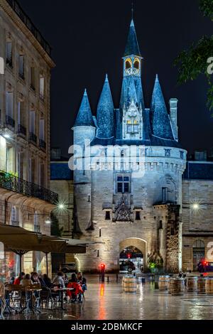 BORDEAUX, FRANKREICH - 26. Oktober, 2020: Porte Cailhau bei Nacht mit voll von Menschen trinken im Restaurant in Bordeaux, Frankreich Stockfoto