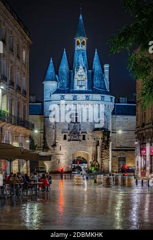 BORDEAUX, FRANKREICH - 26. Oktober, 2020: Porte Cailhau bei Nacht mit voll von Menschen trinken im Restaurant in Bordeaux, Frankreich Stockfoto