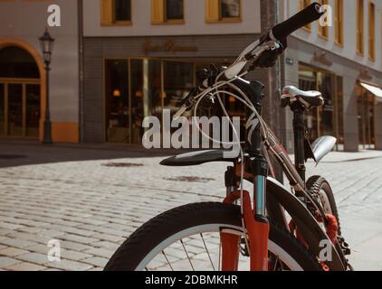 18. Mai 2019 Dresden, Deutschland / Reisekonzept Foto von Leihrädern am Neustädter Platz in Dresden. Nahaufnahme scharfe Details des Fahrrads und atmosphärische Bokeh Stockfoto
