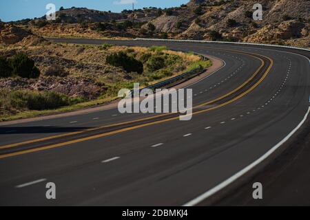 Asphalt Straßenpanorama am sonnigen Sommertag. Stockfoto