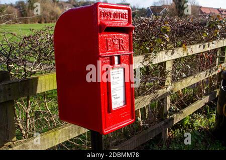 Frisch lackierte hellrote E2R britischen Briefkasten Stockfoto