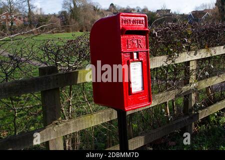 Frisch lackierte hellrote E2R britischen Briefkasten Stockfoto