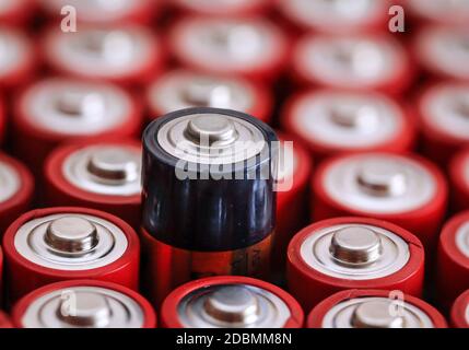 Viele Batterien in einem Haufen Stockfoto