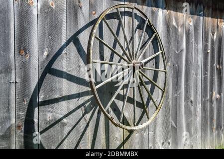 Holzkartscheibe Schattierung auf der Plankenwand eines Stalls Stockfoto