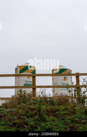 Zwei Beton-/Mörtelsilos dominieren auf einer Wohnsiedlung in der Britische Landschaft Stockfoto