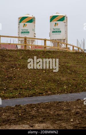 Zwei Beton-/Mörtelsilos dominieren auf einer Wohnsiedlung in der Britische Landschaft Stockfoto